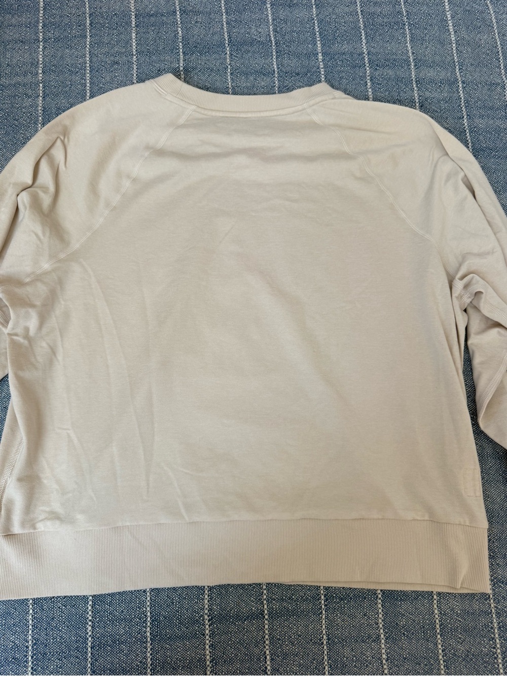 Vuori Women's Beige Lounge Set - Top Shorts Joggers - Picture 6 of 14
